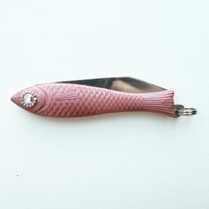 Różowy scyzoryk rybka z kryształem w oku z designem Alexandry Dětinskiej
