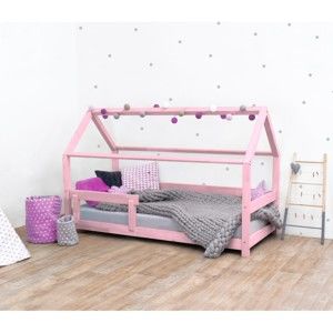 Różowe łóżko dziecięce z bokami z naturalnego drewna świerkowego Benlemi Tery, 90x180 cm
