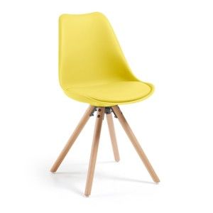 Żółte krzesło z drewnianą konstrukcją La Forma Lars
