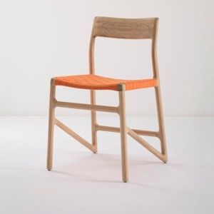 Krzesło z litego drewna dębowego z pomarańczowym siedziskiem Gazzda Fawn