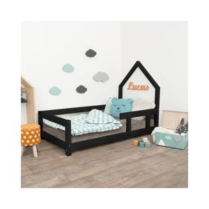 Czarne łóżko dziecięce w kształcie domku z barierką po prawej stronie Benlemi Poppi, 90x180 cm