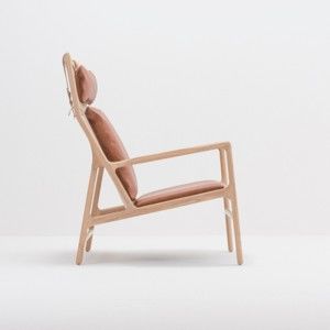 Fotel z konstrukcją z litego drewna dębowego i karmelowym skórzanym siedziskiem Gazzda Dedo