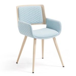 Jasnoniebieskie krzesło z drewnianymi nogami i podłokietnikami La Forma Andre