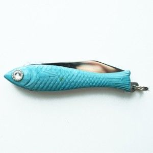 Jasnoniebieski scyzoryk rybka z kryształem w oku z designem Alexandry Dětinskiej