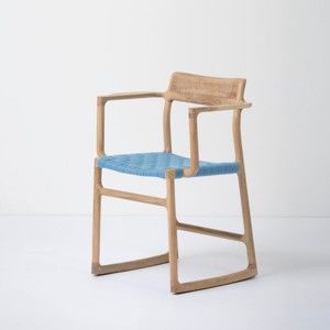 Krzesło z litego drewna dębowego z podłokietnikami i niebieskim siedziskiem Gazzda Fawn