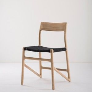 Krzesło z litego drewna dębowego z czarnym siedziskiem Gazzda Fawn