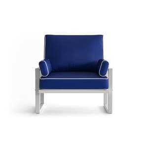 Niebieski fotel ogrodowy z podłokietnikami i białą lamówką Marie Claire Home Angie