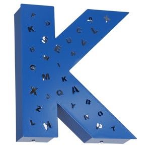 Niebieska dekoracja świetlna w kształcie litery Glimte Letter K