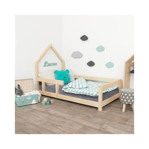 Drewniane łóżko dziecięce z konstrukcją w kształcie domku i z barierką po lewej stronie Benlemi Poppi, 80x160 cm