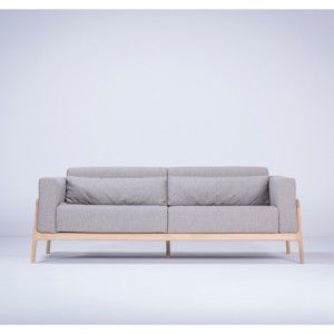 Szara trzyosobowa sofa z konstrukcja z litego drewna dębowego Gazzda Fawn
