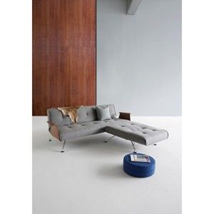 Szara sofa rozkładana z drewnianymi podłokietnikami Innovation Clubber