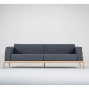 Niebieskoszara sofa 4-osobowa z konstrukcją z litego drewna dębowego Gazzda Fawn