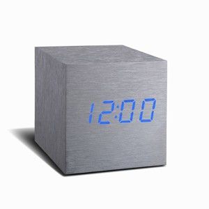 Szary budzik z niebieskim wyświetlaczem LED Gingko Cube Click Clock