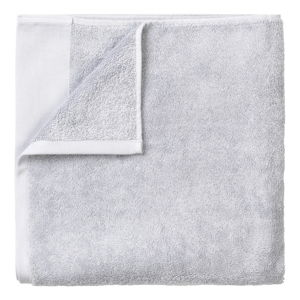 Jasnoszary bawełniany ręcznik kąpielowy Blomus, 70x140 cm