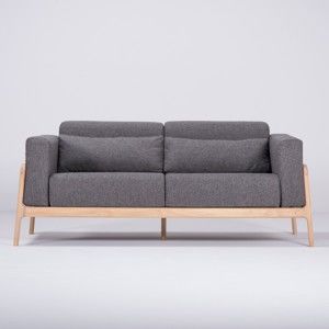 Ciemnoszara dwuosobowa sofa z konstrukcja z litego drewna dębowego Gazzda Fawn