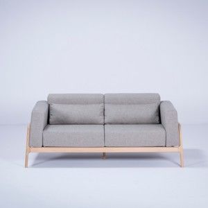 Szara dwuosobowa sofa z konstrukcja z litego drewna dębowego Gazzda Fawn