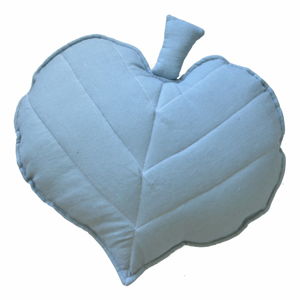 Niebieska poduszka w kształcie liścia lipy VIGVAM Design My Linen World