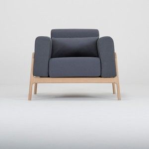 Niebieskoszary fotel z konstrukcją z litego drewna dębowego Gazzda Fawn