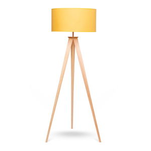Lampa stojąca z drewnianymi nogami i żółtym kloszem loomi.design Karol