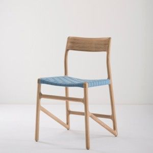 Krzesło z litego drewna dębowego z niebieskim siedziskiem Gazzda Fawn