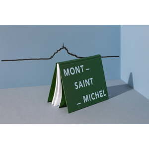Czarna dekoracja ścienna z zarysem miasta The Line Mont-Saint-Michel