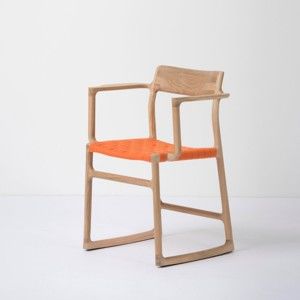 Krzesło z litego drewna dębowego z podłokietnikami i pomarańczowym siedziskiem Gazzda Fawn