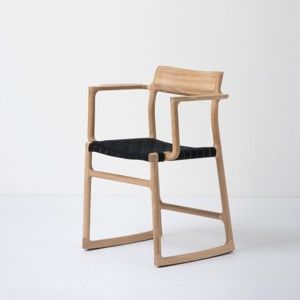 Krzesło z litego drewna dębowego z podłokietnikami i czarnym siedziskiem Gazzda Fawn