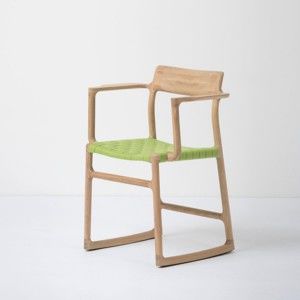 Krzesło z litego drewna dębowego z podłokietnikami i zielonym siedziskiem Gazzda Fawn