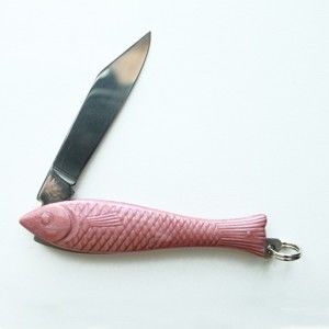 Różowy scyzoryk rybka z designem Alexandry Dětinskiej