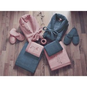 Zestaw damskiego i męskiego szlafroka, ręczników i pantofli w różowym i niebieskim kolorze Family Bath