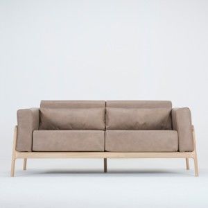 Jasnobrązowa sofa 2-osobowa z konstrukcją z litego drewna dębowego Gazzda Fawn