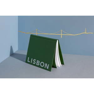 Pozłacana dekoracja ścienna z zarysem miasta The Line Lisbon