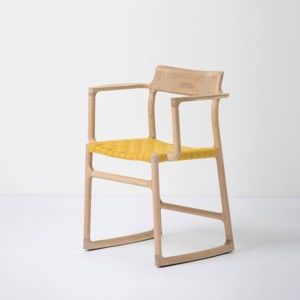 Krzesło z litego drewna dębowego z podłokietnikami i żółtym siedziskiem Gazzda Fawn