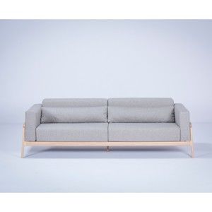 Szara trzyosobowa sofa z konstrukcja z litego drewna dębowego Gazzda Fawn Plus