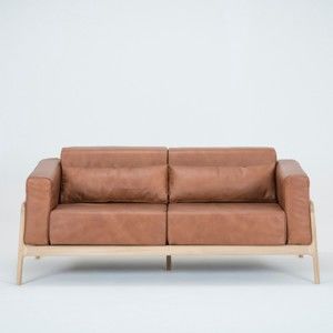 Karmelowa sofa 2-osobowa z konstrukcją z litego drewna dębowego Gazzda Fawn