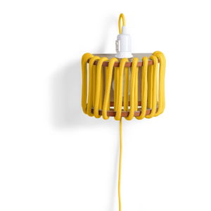 Żółty kinkiet z drewnianą konstrukcją EMKO Macaron, dł. 20 cm